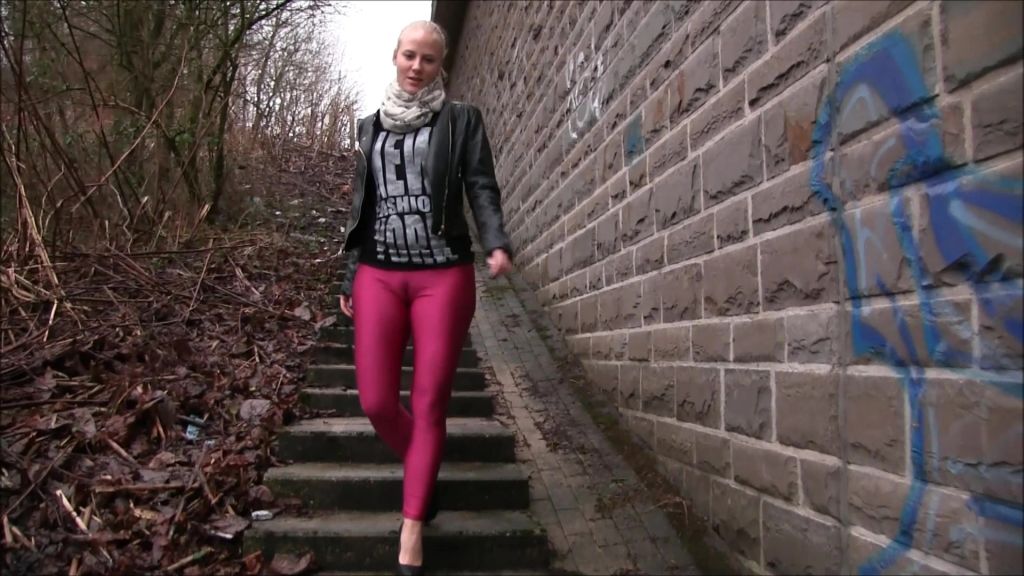 sexy foto nr. 3 von Scharfer Cameltoe PISS in Spandex Leggings