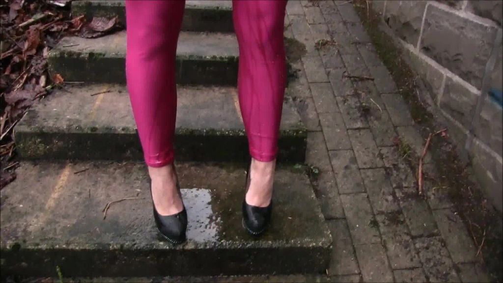 sexy foto nr. 5 von Scharfer Cameltoe PISS in Spandex Leggings
