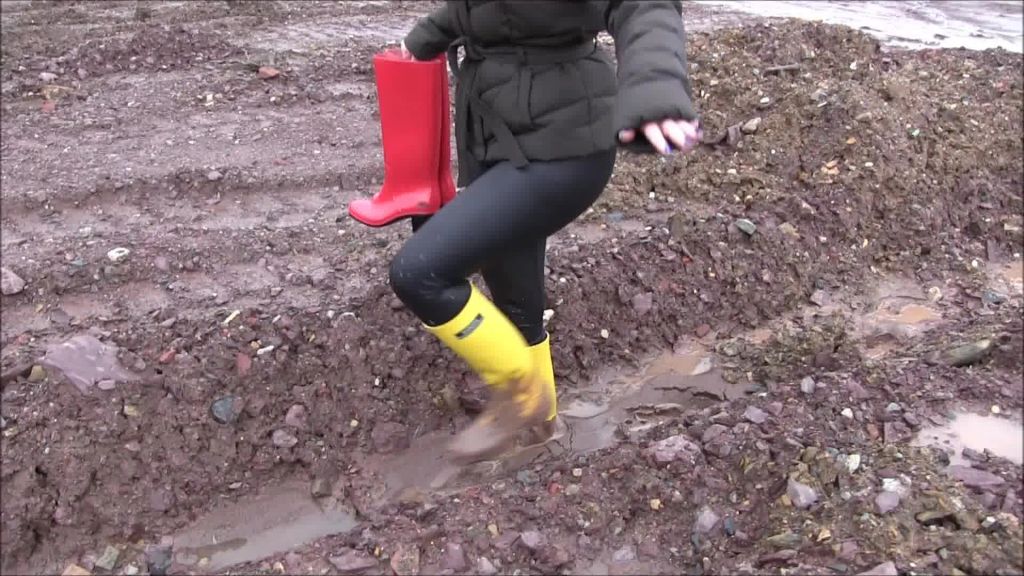 sexy foto nr. 2 von Gummistiefel im Matsch - Hilflos auf der Baustelle