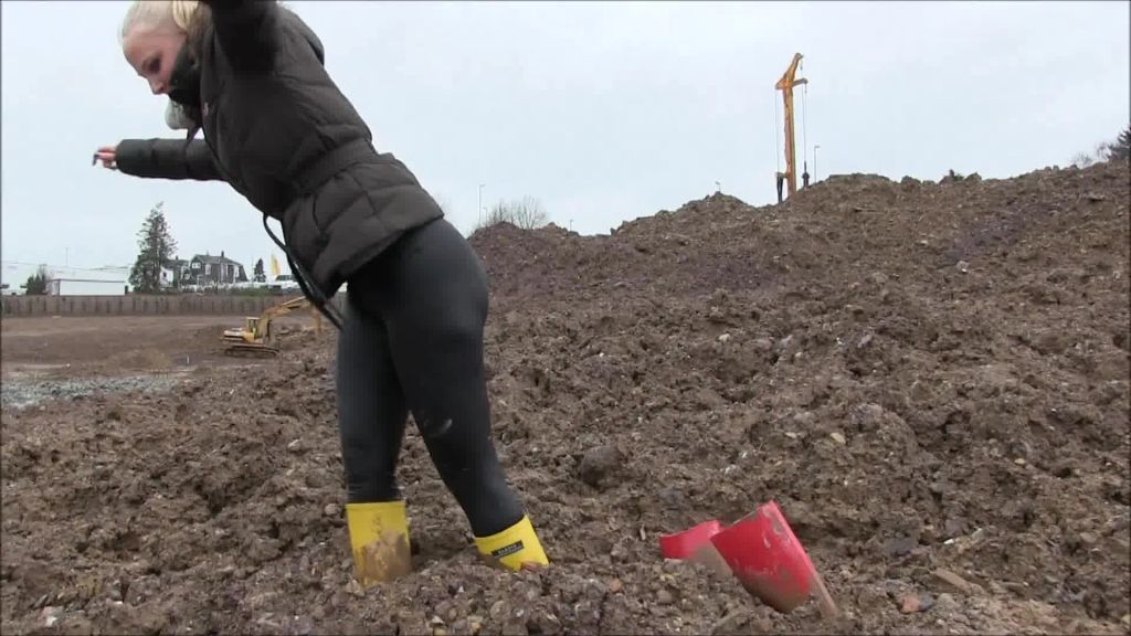sexy foto nr. 5 von Gummistiefel im Matsch - Hilflos auf der Baustelle