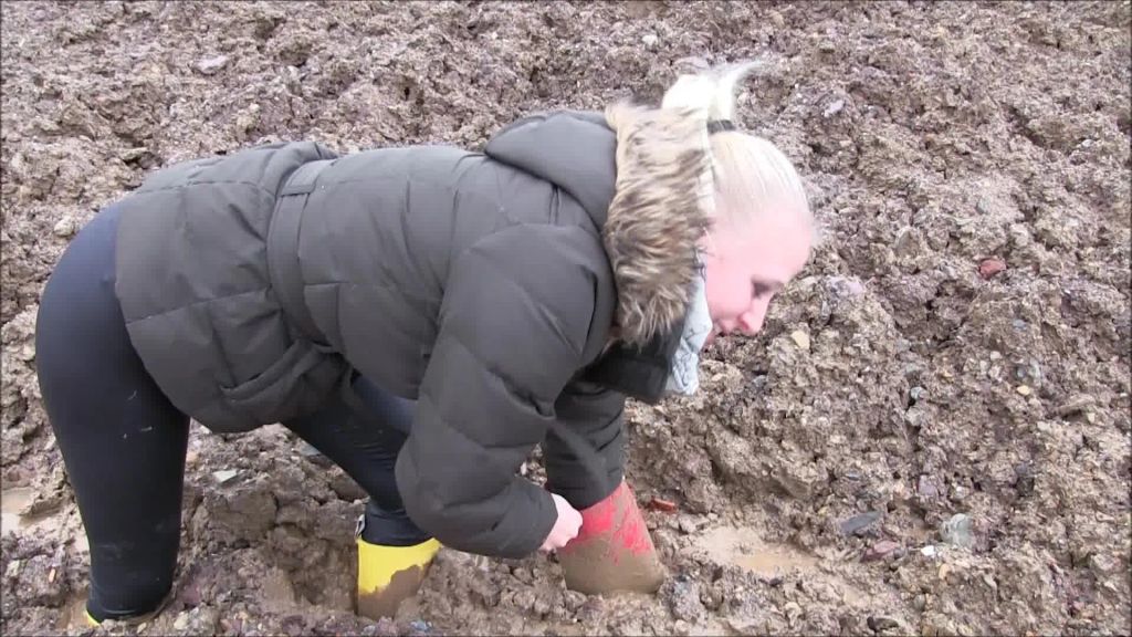 sexy foto nr. 7 von Gummistiefel im Matsch - Hilflos auf der Baustelle
