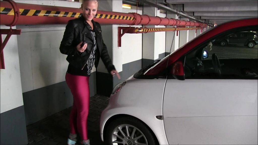 sexy foto nr. 2 von Public mit Anal Plug in Spandex Cameltoe Leggings