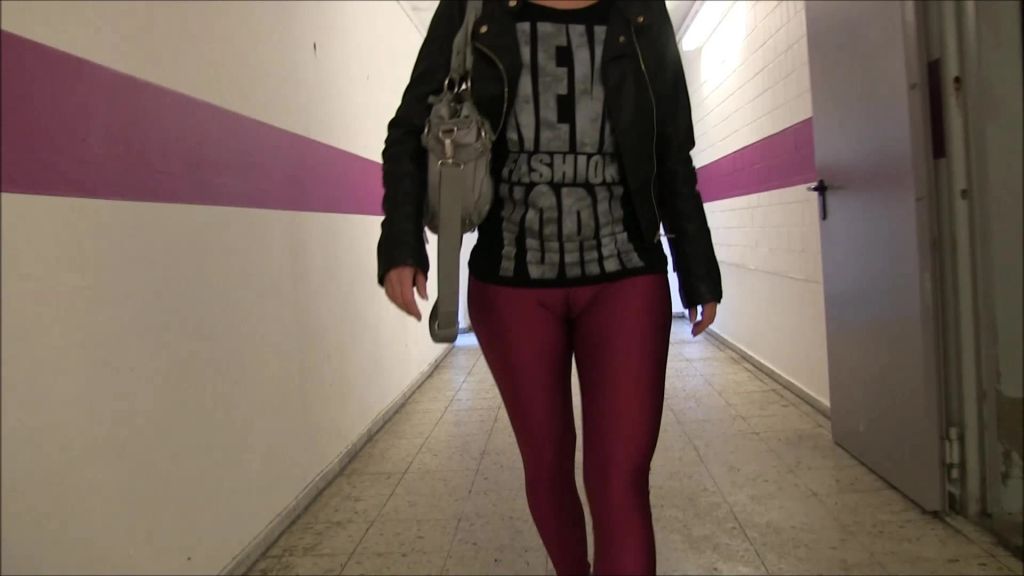 sexy foto nr. 5 von Public mit Anal Plug in Spandex Cameltoe Leggings