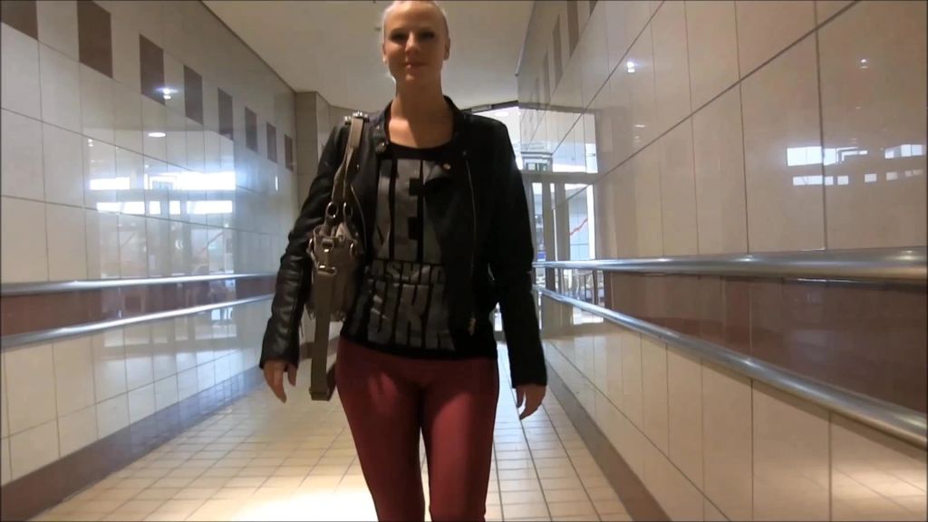 sexy foto nr. 7 von Public mit Anal Plug in Spandex Cameltoe Leggings