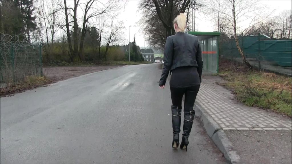 sexy foto nr. 1 von Dreister Public Piss auf den Haltestellen Sitz