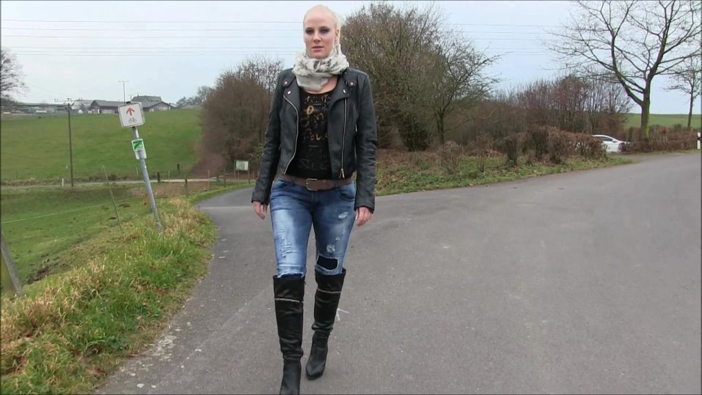 sexy foto nr. 2 von Geiler PISS in JEANS und STIEFEL