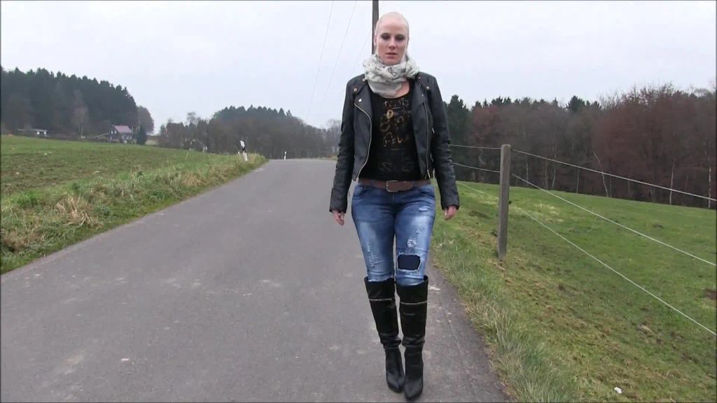 sexy foto nr. 6 von Geiler PISS in JEANS und STIEFEL