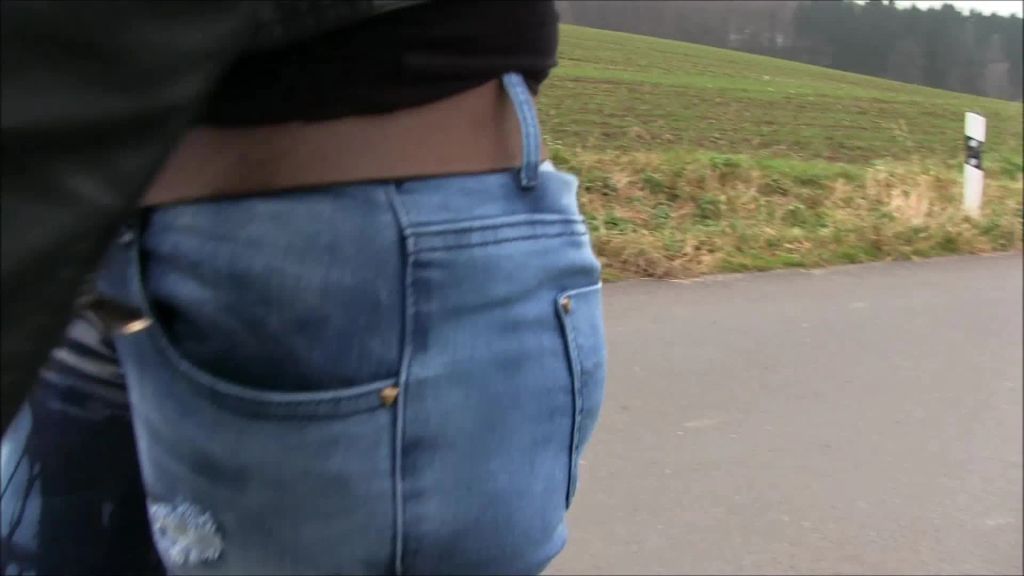 sexy foto nr. 9 von Geiler PISS in JEANS und STIEFEL