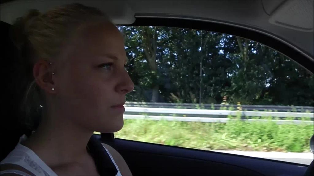 sexy foto nr. 1 von Im Auto ins Töpfchen gepisst