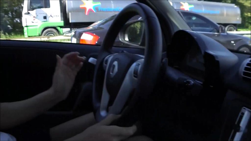 sexy foto nr. 2 von Im Auto ins Töpfchen gepisst