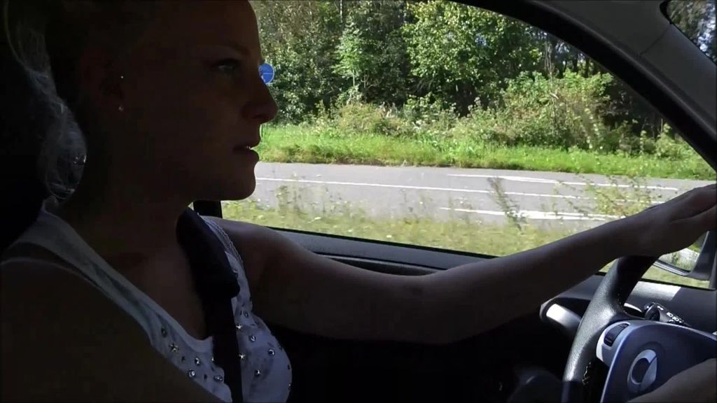 sexy foto nr. 5 von Im Auto ins Töpfchen gepisst