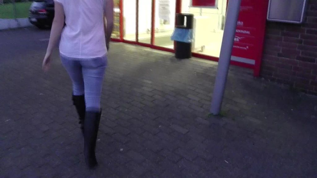 sexy foto nr. 1 von Jeans Piss vor Geldautomat in der Bank