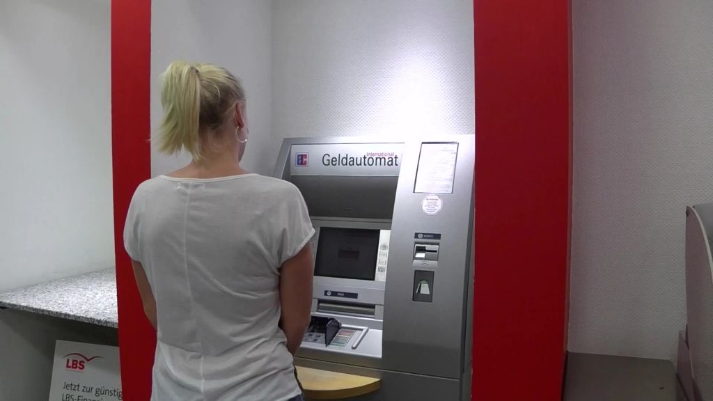 sexy foto nr. 3 von Jeans Piss vor Geldautomat in der Bank