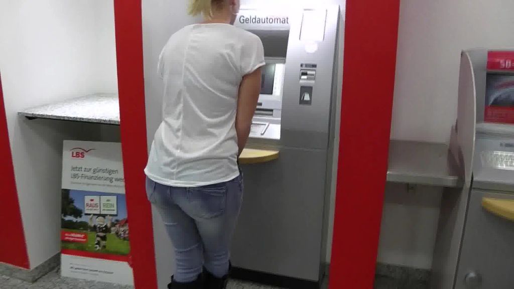 sexy foto nr. 7 von Jeans Piss vor Geldautomat in der Bank