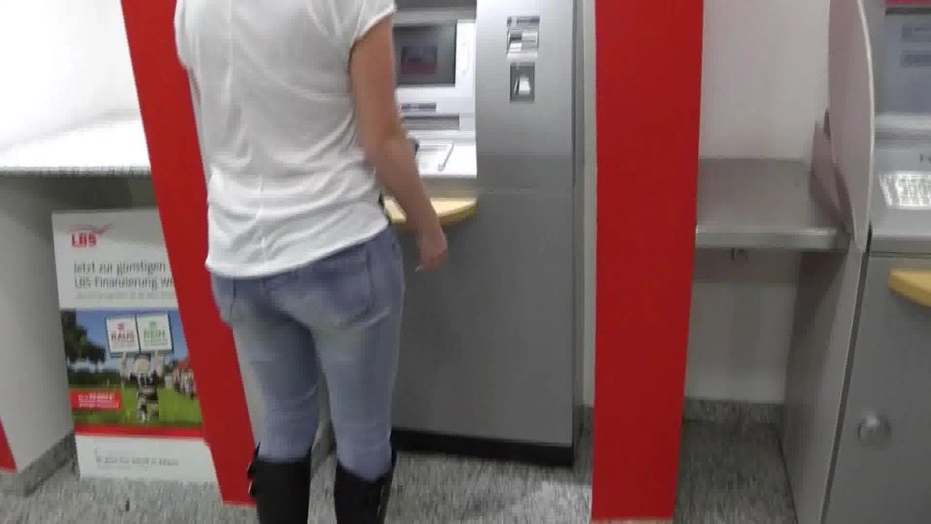 sexy foto nr. 8 von Jeans Piss vor Geldautomat in der Bank