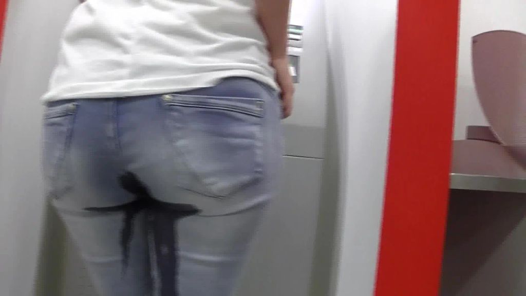 sexy foto nr. 9 von Jeans Piss vor Geldautomat in der Bank