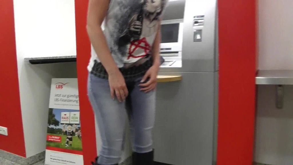 sexy foto nr. 10 von Jeans Piss vor Geldautomat in der Bank