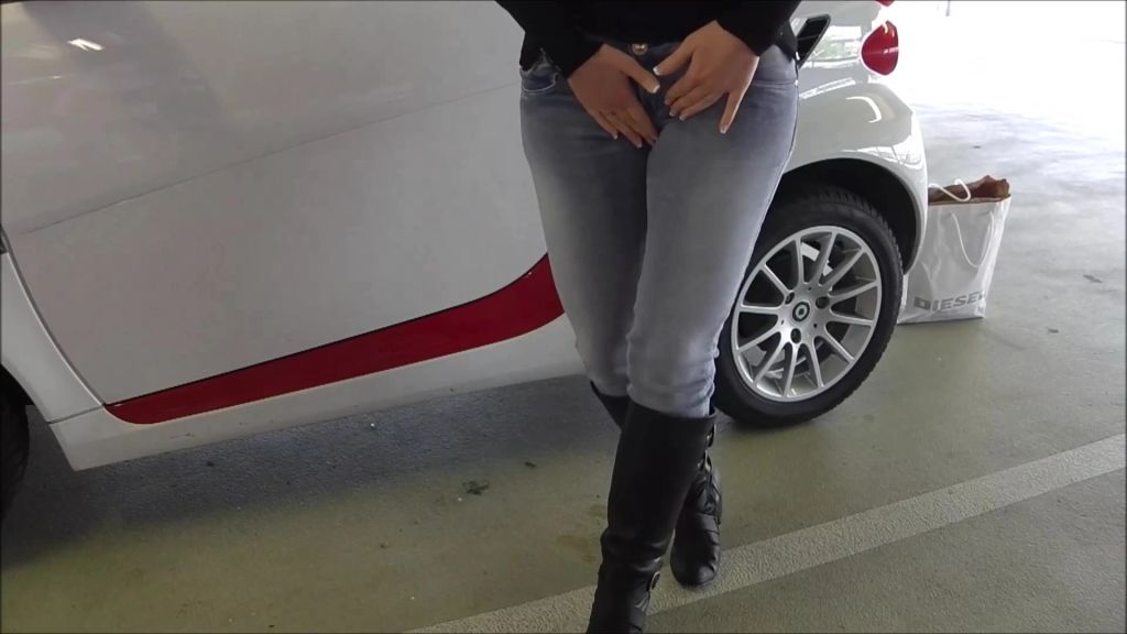 sexy foto nr. 9 von Parkhaus Jeans- Piss in Stiefeln