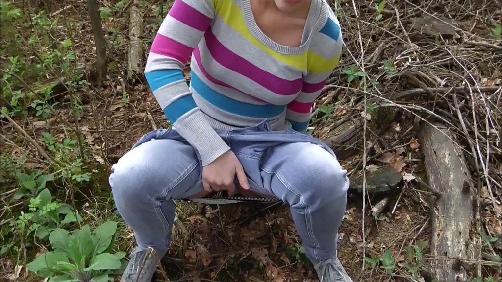 sexy foto nr. 3 von Kurz pissen und posen im Wald