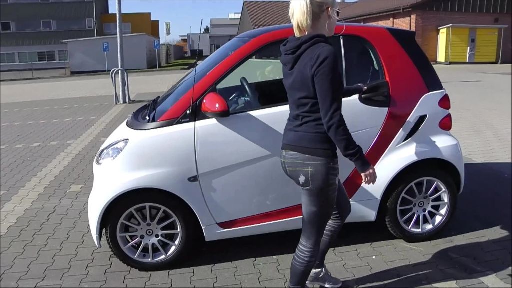sexy foto nr. 2 von Autopanne: Facial auf Blondine in Jeans Leggings