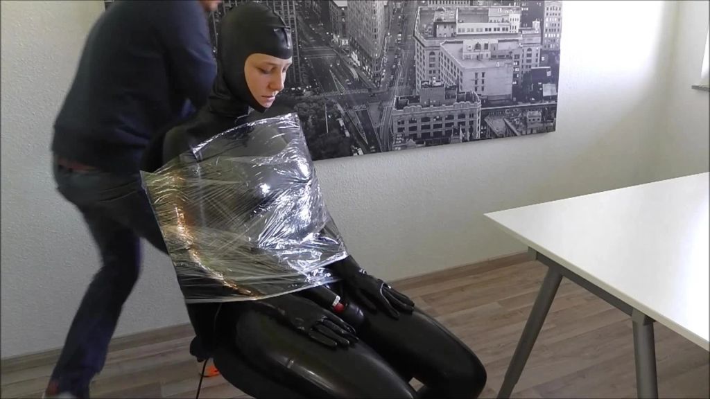 sexy foto nr. 8 von Heavy Rubber Latex Sklavin Training