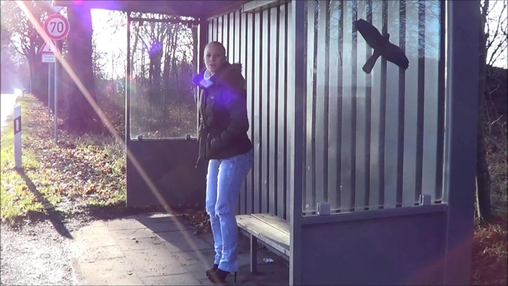 sexy foto nr. 2 von Helle Jeans an der Haltestelle eingepisst