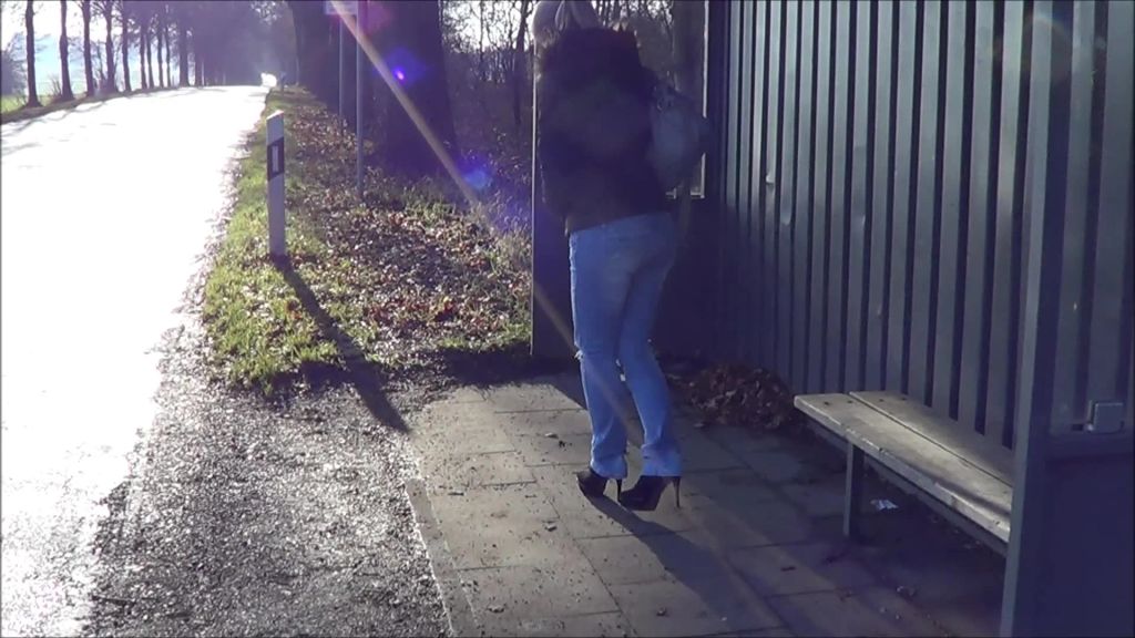 sexy foto nr. 3 von Helle Jeans an der Haltestelle eingepisst