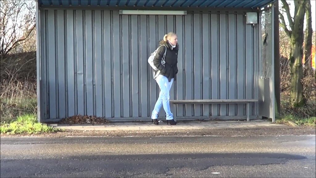 sexy foto nr. 4 von Helle Jeans an der Haltestelle eingepisst
