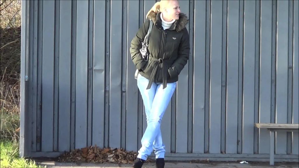 sexy foto nr. 5 von Helle Jeans an der Haltestelle eingepisst