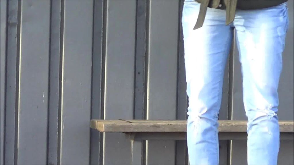 sexy foto nr. 7 von Helle Jeans an der Haltestelle eingepisst