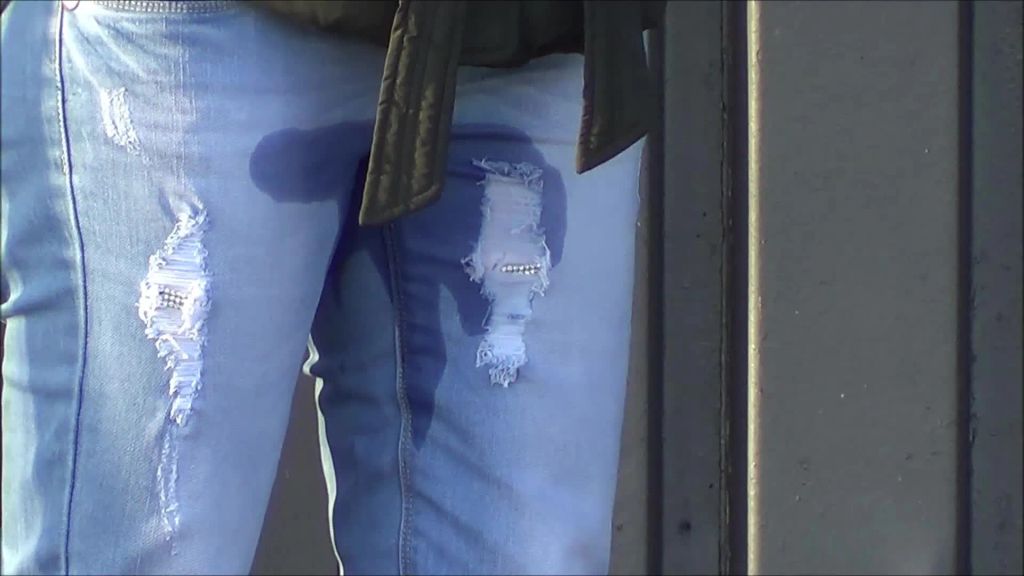 sexy foto nr. 9 von Helle Jeans an der Haltestelle eingepisst