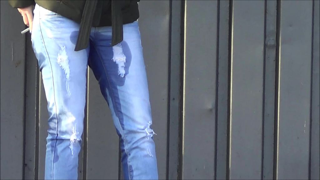 sexy foto nr. 10 von Helle Jeans an der Haltestelle eingepisst
