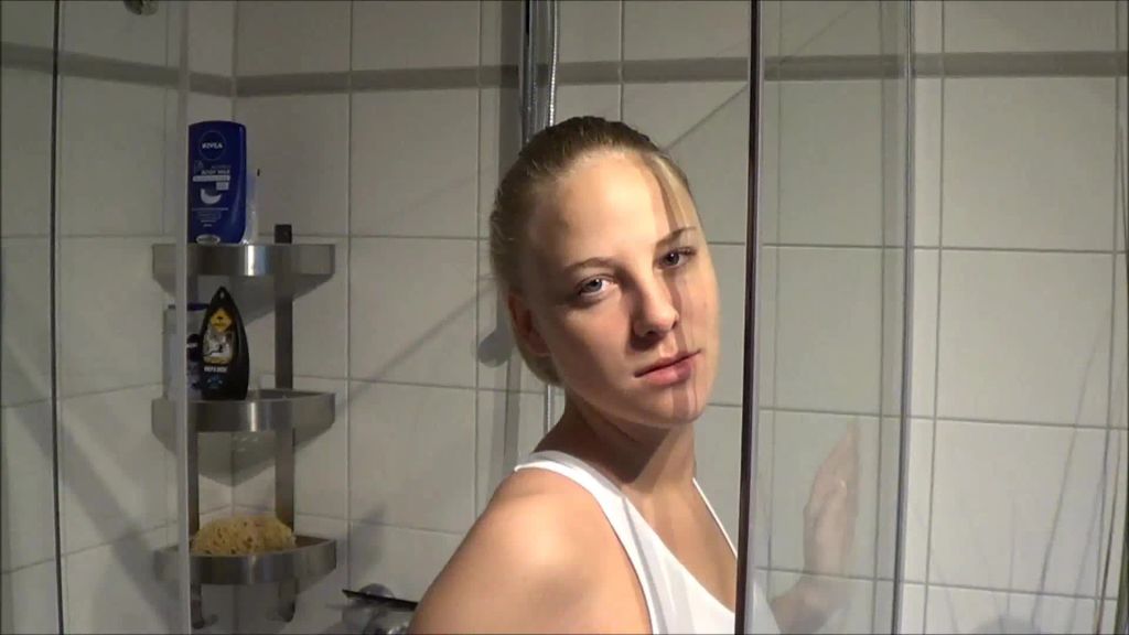 Heisser Piss in weiss- transparenten Badeanzug