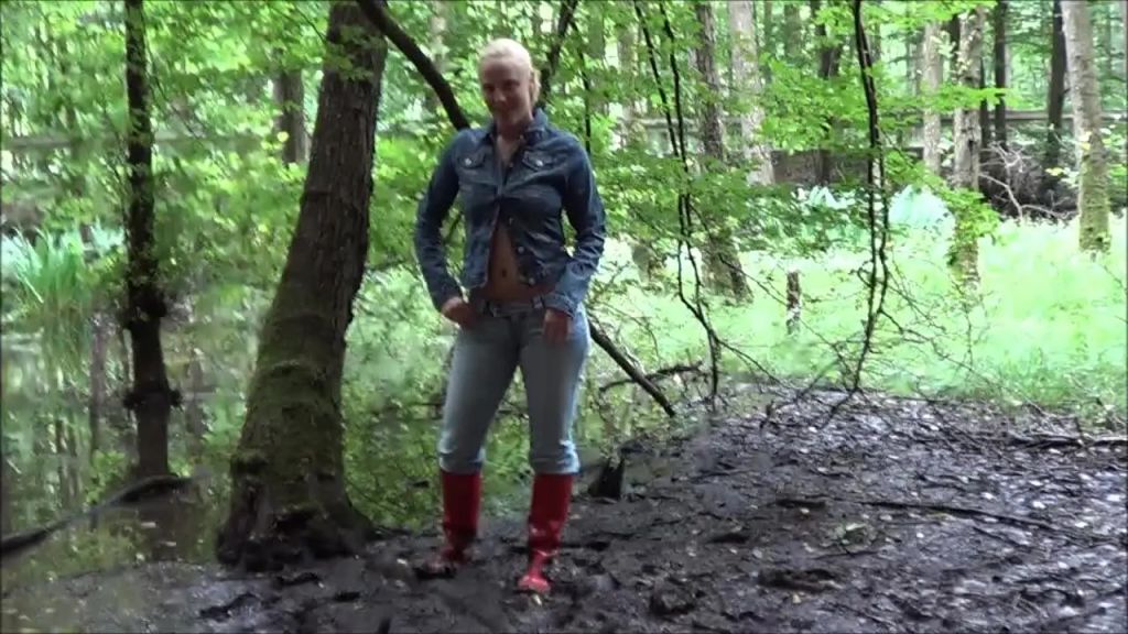 sexy foto nr. 1 von Piss Schlammschlacht im Sumpf in enger Jeans + Gummistiefel