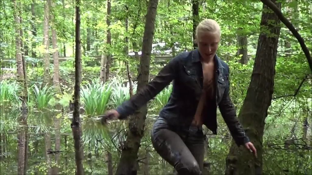 sexy foto nr. 8 von Piss Schlammschlacht im Sumpf in enger Jeans + Gummistiefel