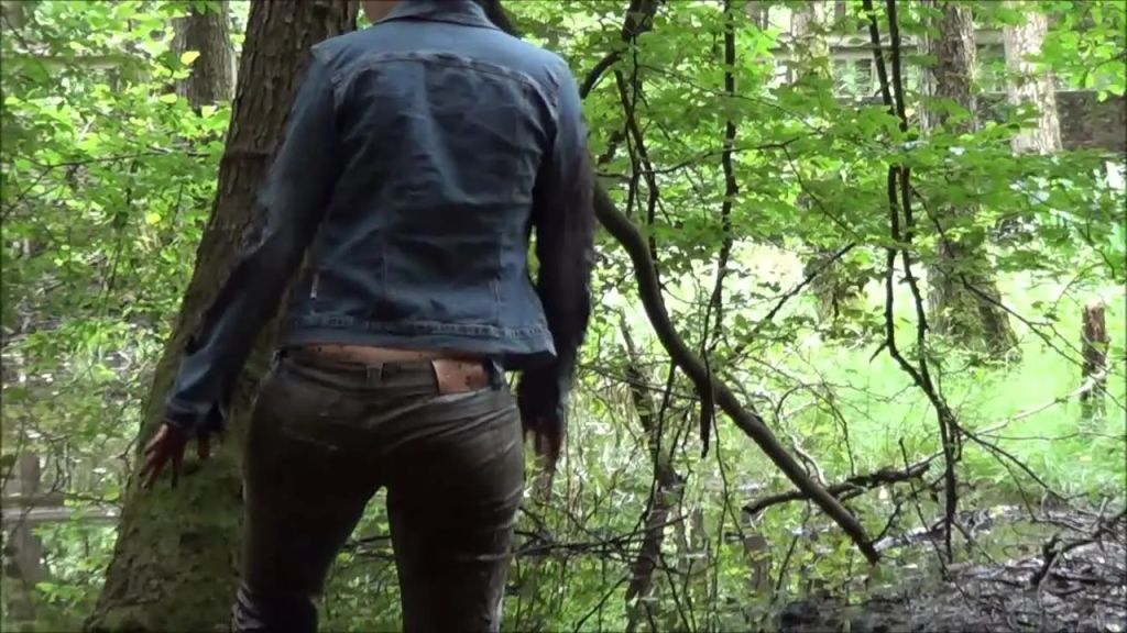 sexy foto nr. 9 von Piss Schlammschlacht im Sumpf in enger Jeans + Gummistiefel