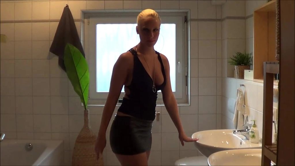sexy foto nr. 4 von Im Glanzleder-Mini gefickt geleckt gespritzt