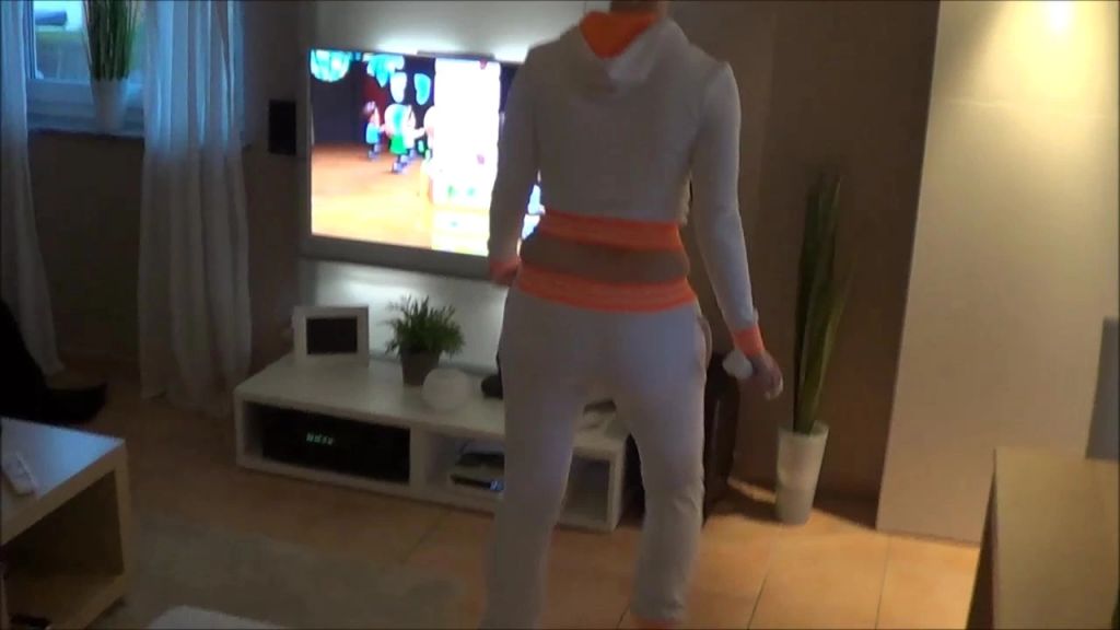sexy foto nr. 3 von Beim Wii spielen halbnackt in Trainingsanzug gepisst