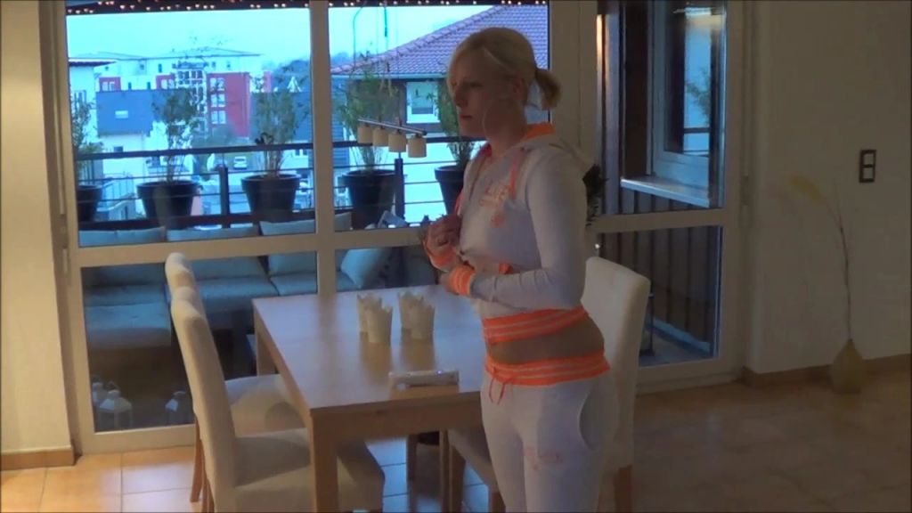sexy foto nr. 4 von Beim Wii spielen halbnackt in Trainingsanzug gepisst