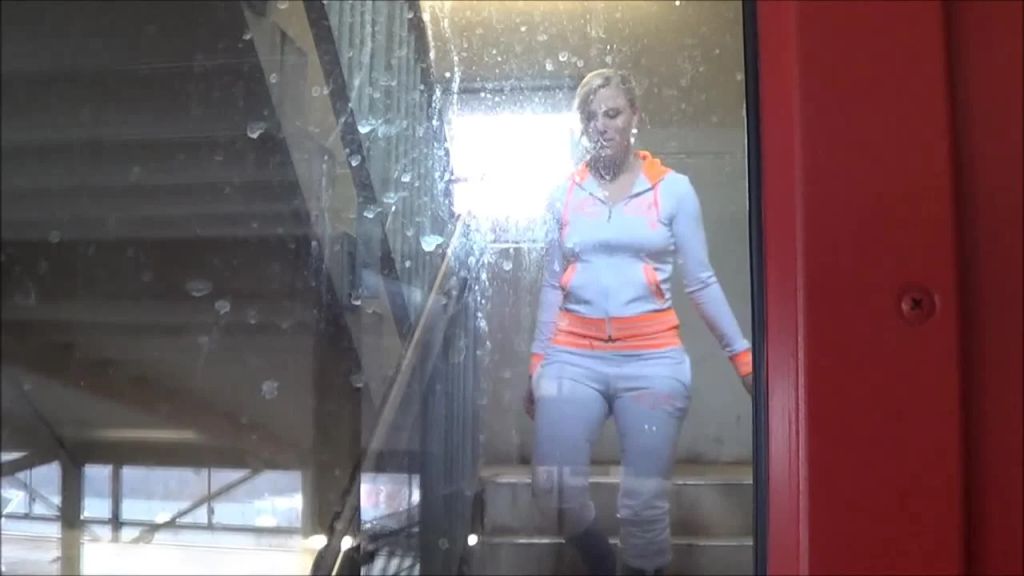 sexy foto nr. 2 von Im Parkhaus in Trainingsanzug gepisst