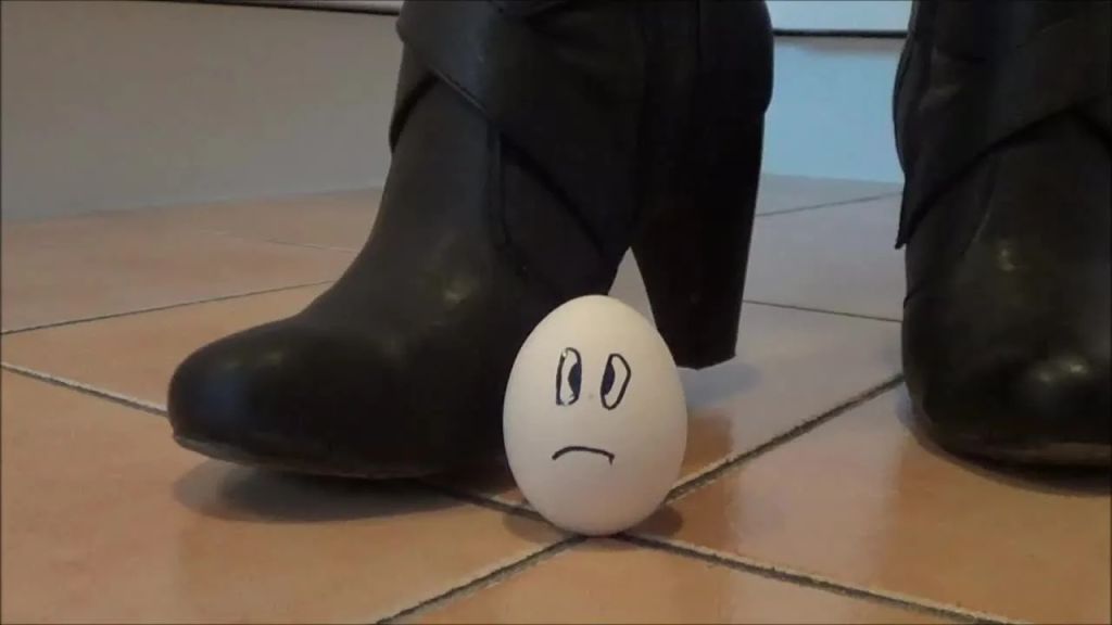 sexy foto nr. 1 von Crushing: 2 Eier werden zerquetscht (Userwunsch)