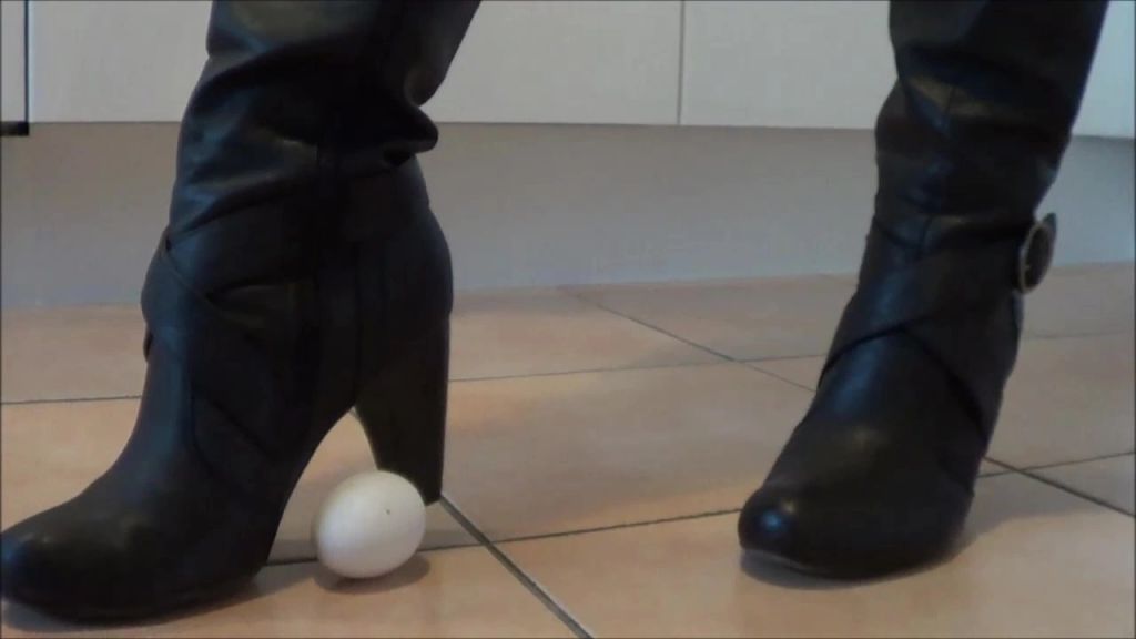 sexy foto nr. 2 von Crushing: 2 Eier werden zerquetscht (Userwunsch)