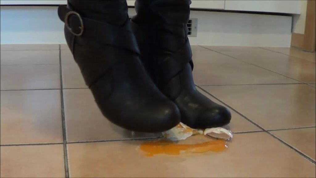 sexy foto nr. 3 von Crushing: 2 Eier werden zerquetscht (Userwunsch)