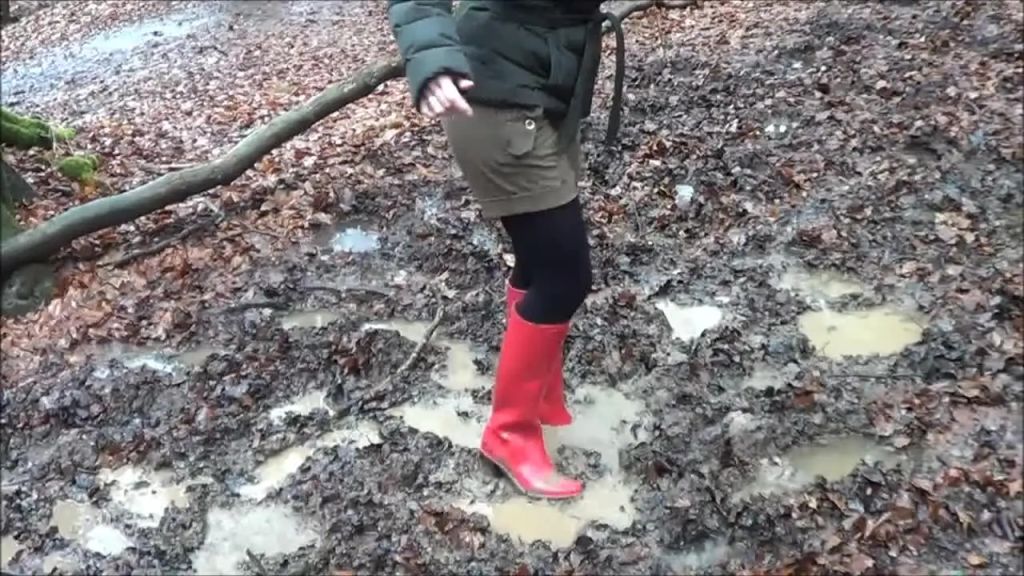 sexy foto nr. 1 von Mit roten Absatz-Gummistiefeln hilflos im Sumpf stecken geblieben