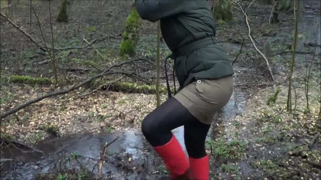 sexy foto nr. 7 von Mit roten Absatz-Gummistiefeln hilflos im Sumpf stecken geblieben