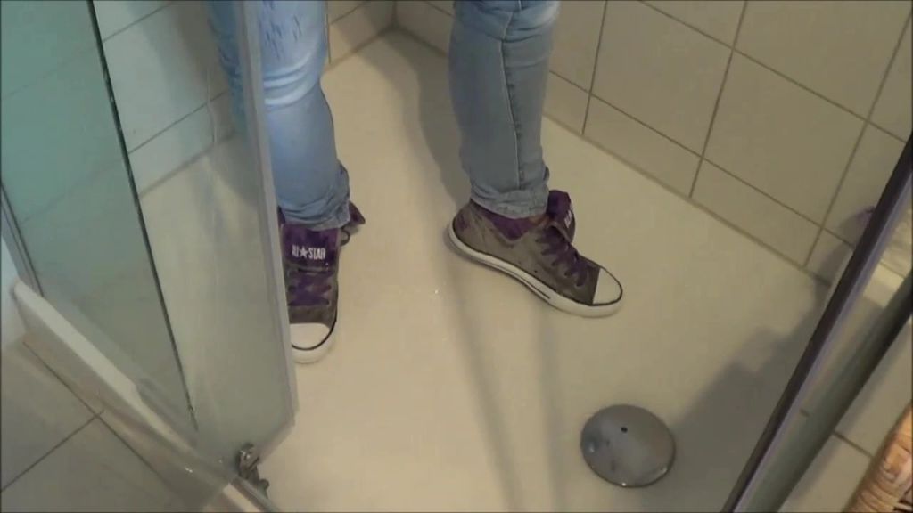 sexy foto nr. 5 von In enge Jeans Latzhose mit Chucks gepisst und gedu
