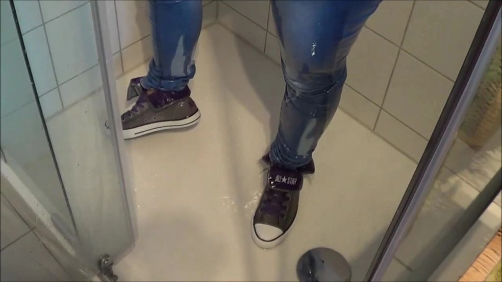 sexy foto nr. 6 von In enge Jeans Latzhose mit Chucks gepisst und gedu
