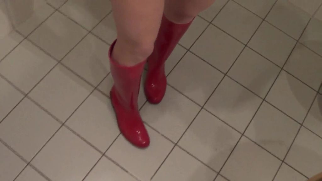 sexy foto nr. 7 von Pissen in rote Gummistiefel