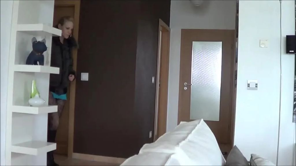 Mit Dildo befriedigt, gefickt, Creampie und danach gepisst