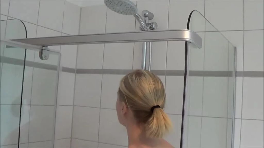 sexy foto nr. 1 von In sexy roten Gummistiefeln duschen